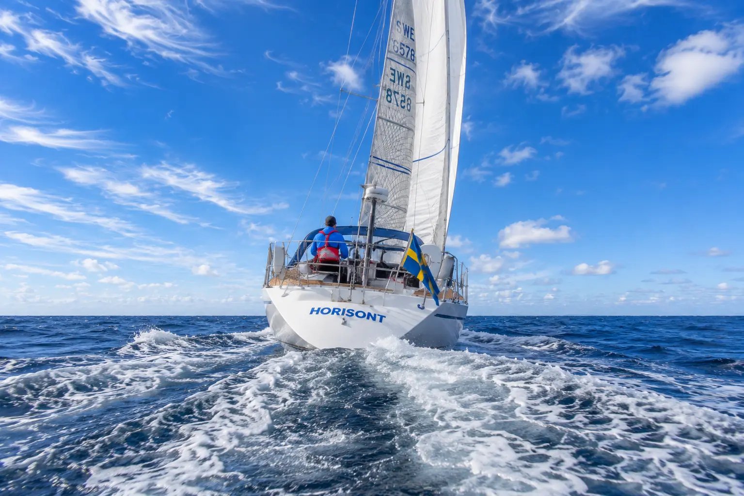 Sweden Yachts sedd akterifrån under segel