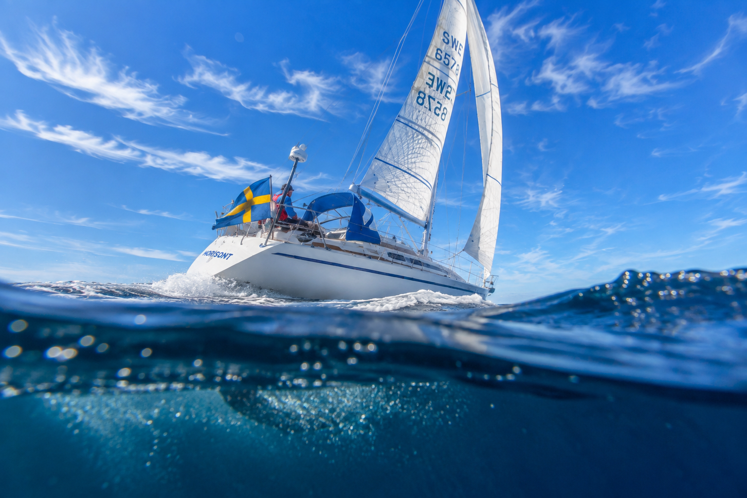 Sweden Yachts i vattenlinjen under blå himmel