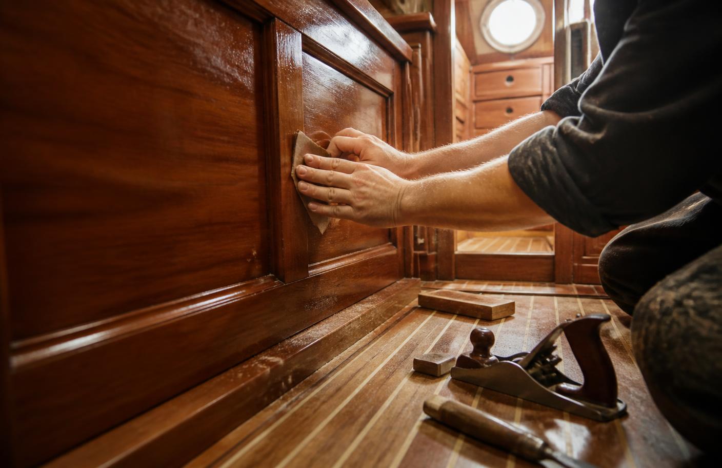 Hantverk i mahogny ombord på en Sweden Yachts